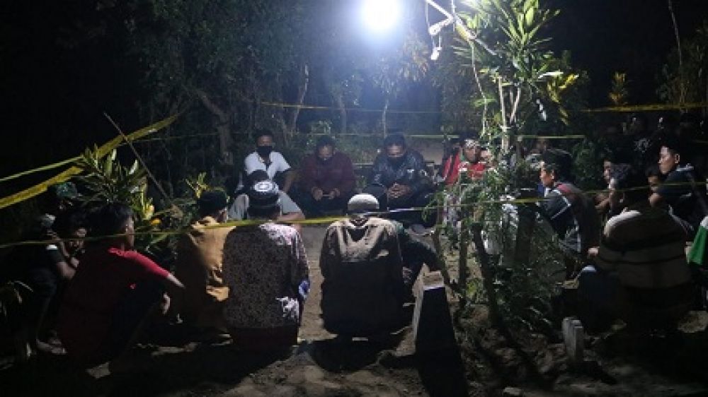 Warga melakukan tahlil usai memakamkan kembali jenazah Anis. SP/M. Yusuf