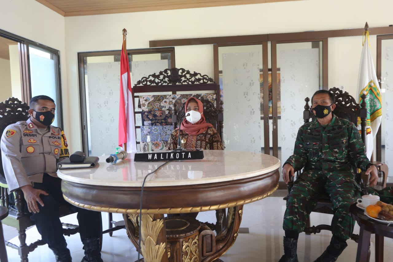 Rapat evaluasi penerapan PPKM di Jawa Timur secara daring, Selasa (26/1) dari Ruang Galeri, Rumah Rakyat Kota Mojokerto. SP/Dwy Agus Susanti