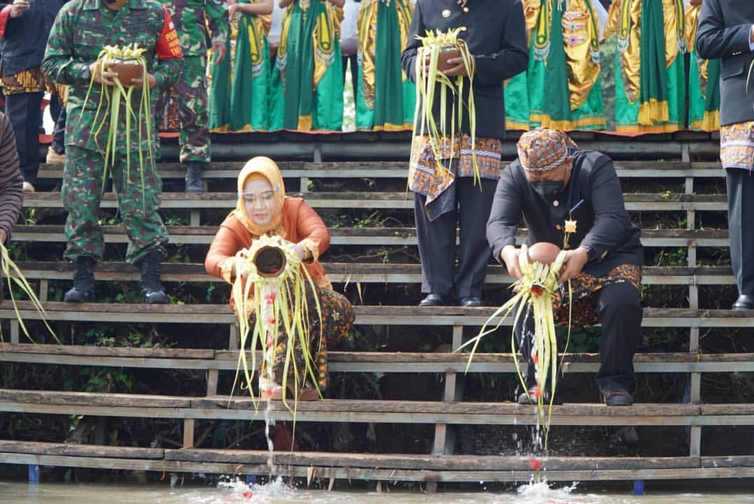 Wali Kota Mojokerto, Ning Ita saat mengikuti prosesi Mojotirto Festival. SP/Dwy Agus Susanti