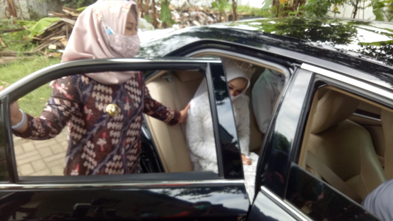 Wali Kota Mojokerto, Ika Puspitasari saat mengantar pasangan pengantin menaiki mobil dinasnya. SP/ Agus Dwy S