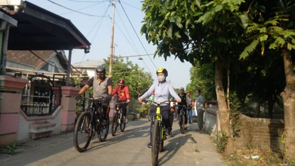 Wali Kota Mojokerto, Ika Puspitasari gowes keliling kampung di Kota Mojokerto, Minggu (13/9/2020). SP/Dwy Agus Susanti.