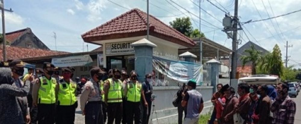 Sejumlah masa aksi saat lakukan demo depan kantor PLN Bangkalan. SP/ JT