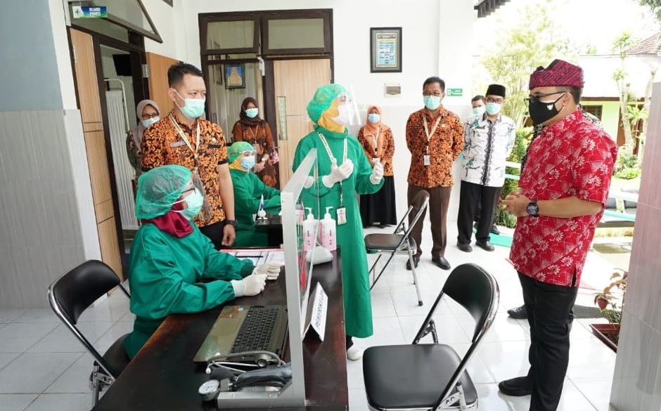 Petugas kesehatan yang sedang menyiapkan faskes vaksinasi dan perlengkapan penunjangnya. SP/ BJ