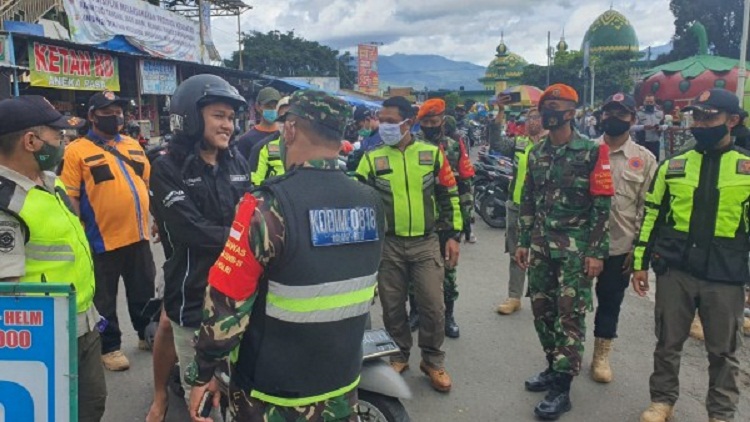 Tim gabungan saat melakukan Operasi yustisi covid-19 di Alun-Alun Kota Batu. SP/ JT