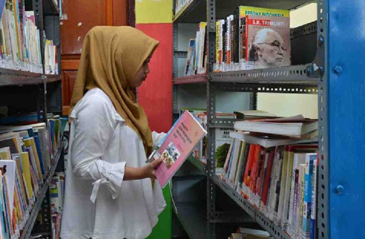 Salah satu pengunjung sedang memilih buku di perpustakaan Balai Kota Among Tani Kota Batu. SP/ JT