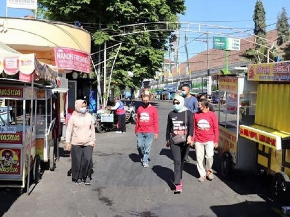 Wali Kota Batu Dewanti Rumpoko saat jalan sehat di kawasan Alun-Alun Kota Batu. SP/ JT
