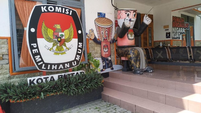 Suasana kantor KPU Kota Blitar yang ditutup dalam sepekan. SP/ DECOM