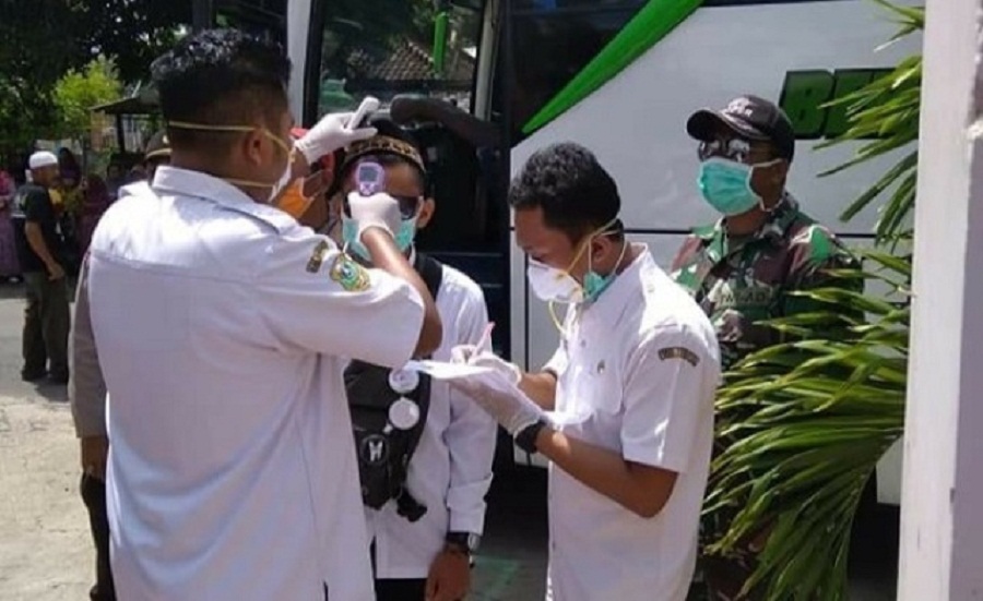 Petugas langsung melakukan tracing yang ditindaklanjuti dengan rapid tes dan swab test. SP/ OZ