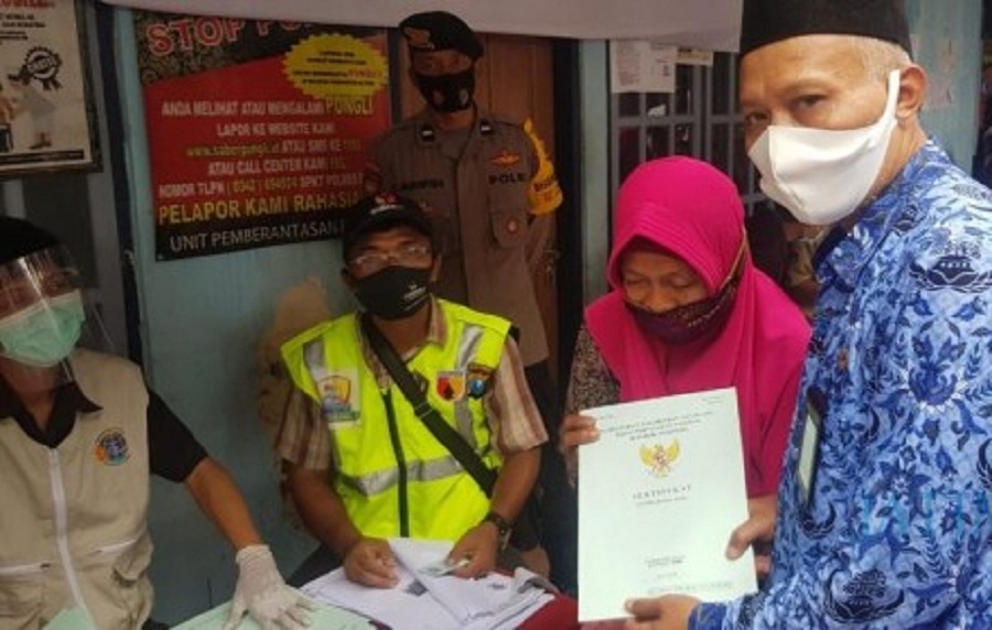 Penyerahan sertifikat PTSL dengan penerapan protokol kesehatan. SP/ JT