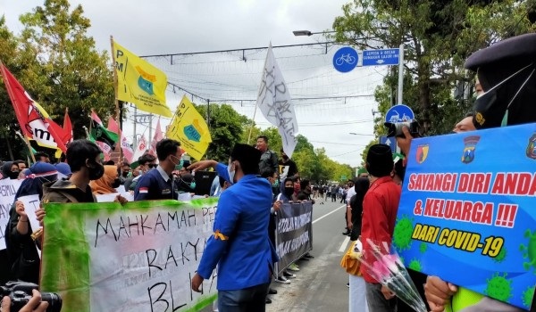Adu poster mewarnai aksi unjuk rasa omnibus law di Kota Blitar. SP/ JT