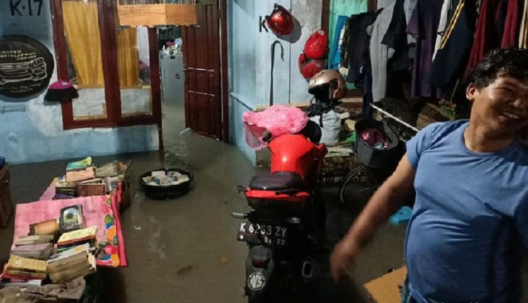 Luapan air banjir yang masuk ke dalam rumah warga di Bojonegoro. SP/ DECOM