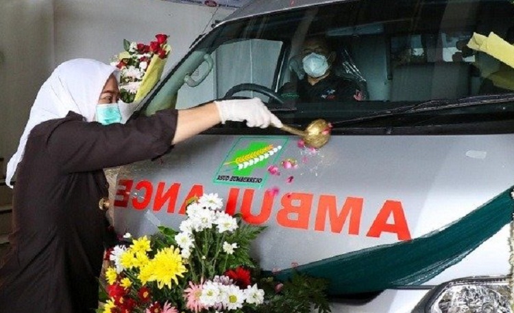 Bupati Bojonegoro, Anna Muawanah saat membasuh ambulans baru dengan air kembang. SP/ BJ