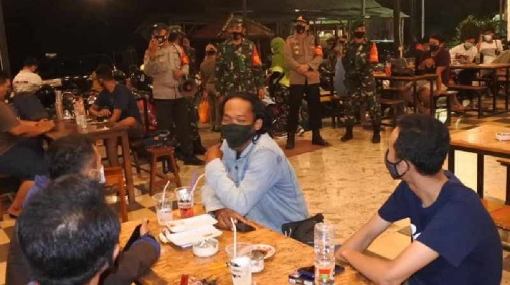 Suasana kegiatan sosialisasi prokes Covid-19 yang digelar di beberapa cafe. SP/ BJ