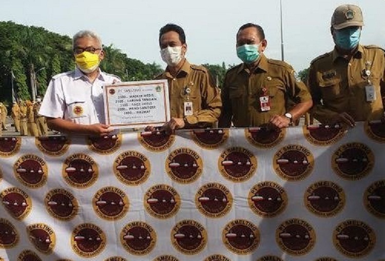 Plt Bupati Gresik M.Qosim saat menerima bantuan sarana dan prasarana prokes serta alkes. SP/ BJ