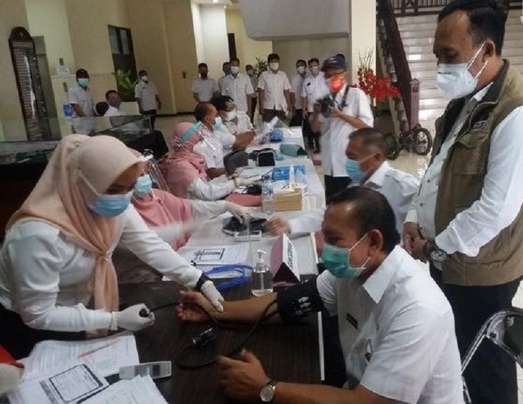 Plh Bupati Gresik Abimanyu Pontjo Admodjo Iswinarno menjalani screening tes vaksin. SP/ BJ
