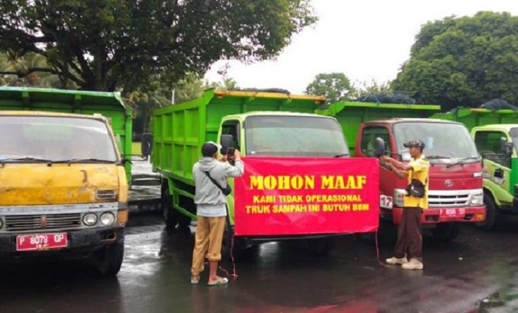 Truk pengangkut sampah yang memarkirkan kendaraannya di depan Kantor Pemkab Jember. SP/ DECOM