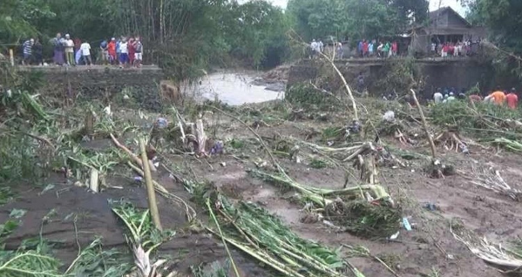 Kondisi jembatan di Desa Banjaragung, Kecamatan Bareng, Jombang yang amblas. SP/ BJ