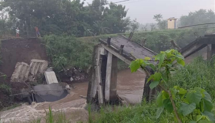 Jembatan Sungai Konto di Desa Brodot Kecamatan Bandar Kedungmulyo runtuh dihantam banjir. SP/ BJ