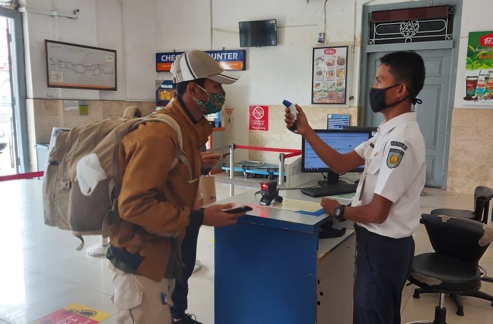 Pengguna Kereta Api di Kediri yang sedang diperiksa suhu badannya sesuai prokes Covid-19 yang berlaku. SP/ BJ