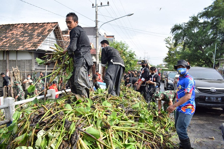 Enceng godok yang menjadi salah satu pemicu aliran air tidak lancar terus dibersihkan. SP/ MUHAJIRIN KASRUN
