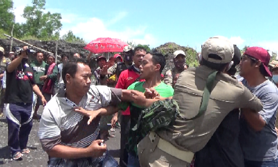 Aksi ricuh warga yang bentrok dengan penambang pasir. SP/ DECOM