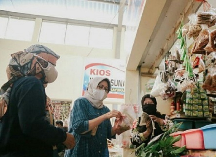 Wakil Bupati Lumajang, Indah Amperawati saat berbelanja di Pasar Klojen. SP/ JT
