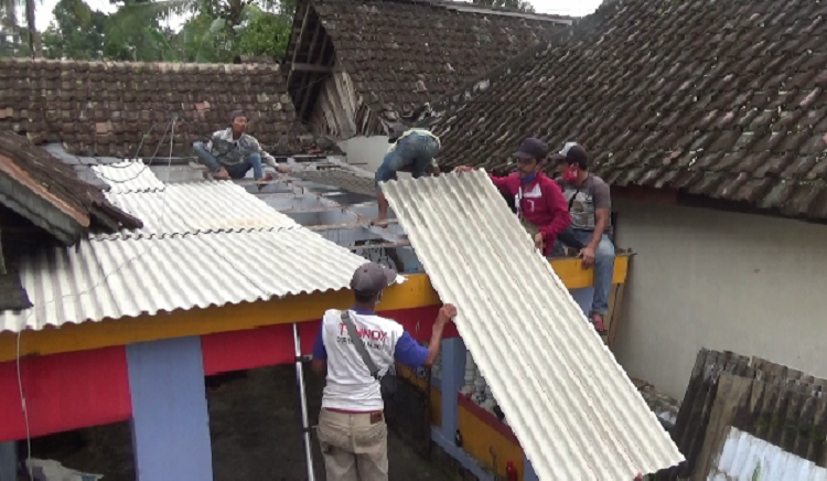 Warga yang mulai memperbaiki beberapa atap rumah yang rusak diterjang angin kencang. SP/ DECOM