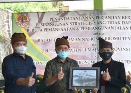 Penandatangan perjanjian kerjasa antara Pemkab dan TNBTS. SP/ JT