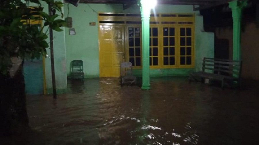 Banjir yang mulai masuk ke rumah warga di Kabupaten Madiun. SP/ DECOM