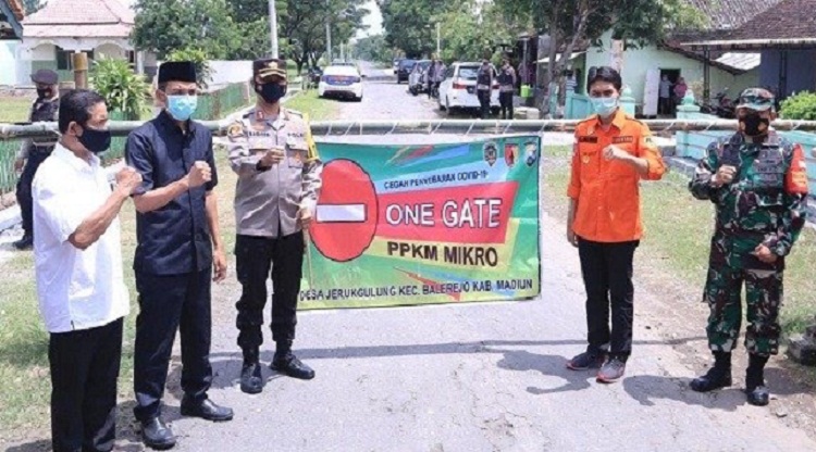 Bupati Madiun Ahmad Dawami usai meresmikan Posko di Desa Bagi. SP/ BJ