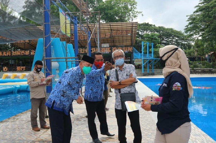 Tim dari Satgas Penanganan Covid-19 Kabupaten Magetan melakukan assessment di Magetan Park mengecek persiapan dibukanya kolam renang. SP/ BJ