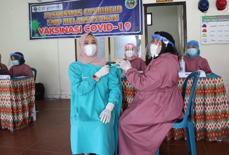 Saat proses vaksinasi di Puskesmas Candirejo, Magetan. SP/ BJ
