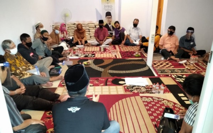 Suasana curhat 'Makan Sate Bareng Pak Dewan' yang diinisiasi Anggota DPRD Kota Malang Fraksi PKS, Bayu Rekso Aji. SP/ JT