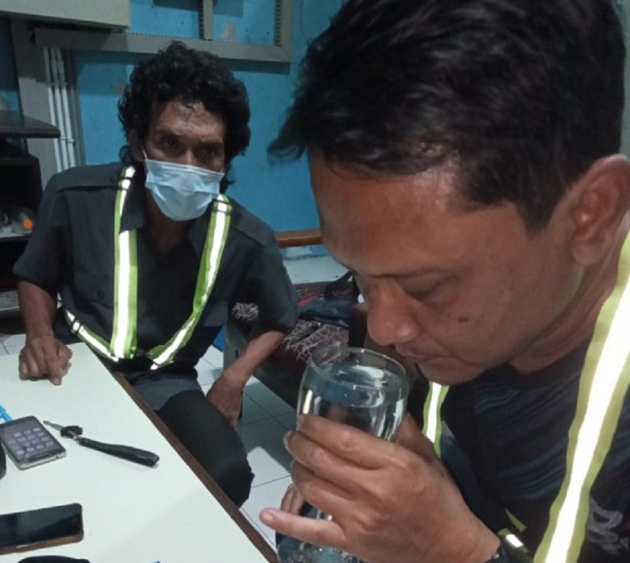 Petugas saat mengecek kualitas air PDAM Kota Malang. SP/ JT