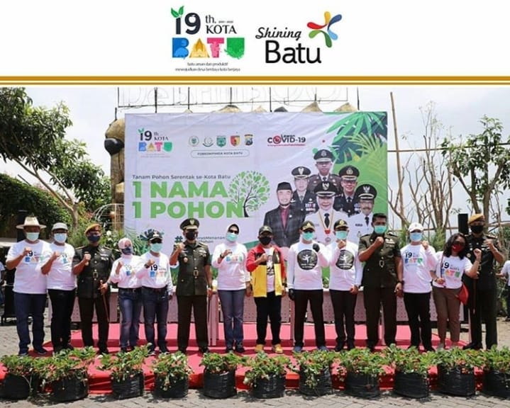 Peringati HUT ke-19 Kota Batu Himpunan Kerukunan Tani Indonesia (HKTI) bagikan bibit. SP/ JT
