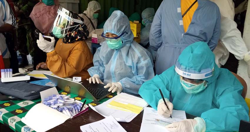 Tenaga kesehatan saat melakukan rapid test. SP/ JT