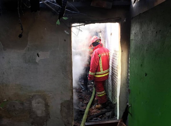 Petugas Damkar saat memadamkan api. SP/ JT