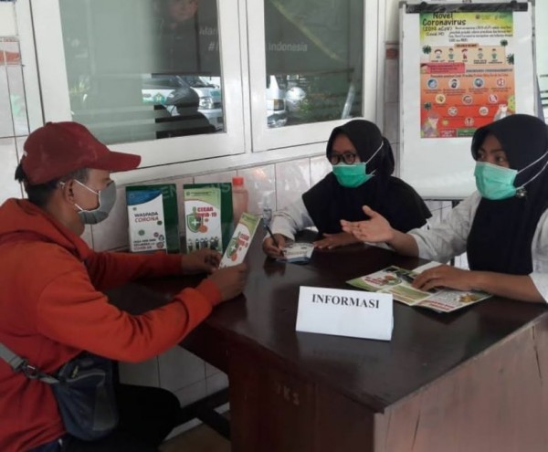 Layanan informasi kepada masyarakat di area Puskesmas Polowijen. SP/ JT