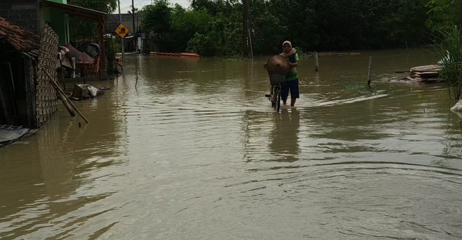 Banjir yang merendam jalanan Desa Talun, Kecamatan Dawarblandong, Kabupaten Mojokerto. SP/ BJ