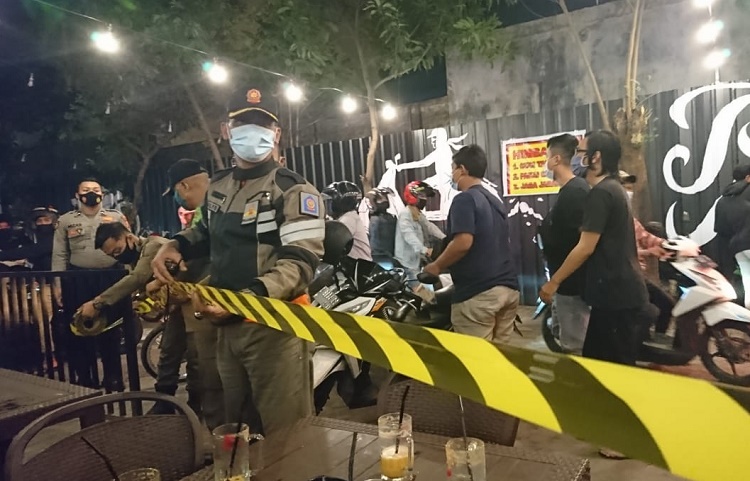 Petugas Satpol PP saat menutup kedai kopi di Jalan Empu Nala, Kecamatan Magersari, Kota Mojokerto. SP/ BJ