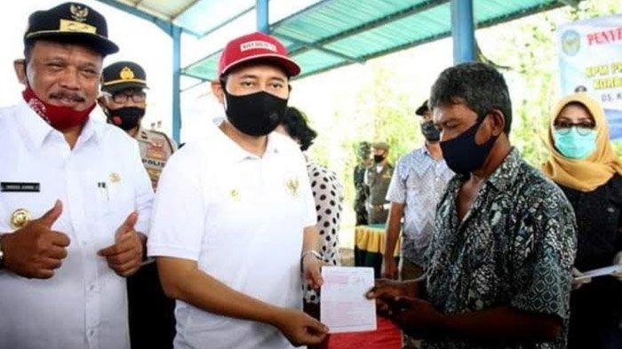 Bupati Nganjuk, Novi Rahman Hidhayat saat menyerahkan bantuan sosial kepada warga kurang mampu terdampak Covid-19. SP/ TRB