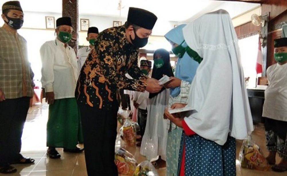 Bupati Nganjuk Novi Rahman Hidayat memberikan santunan kepada anak yatim. SP/ BO