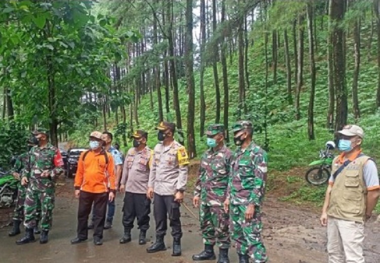 BPBD Kabupaten Ngawi bersama TNI dan polisi mengecek lokasi tanah rawan longsor. SP/ JT