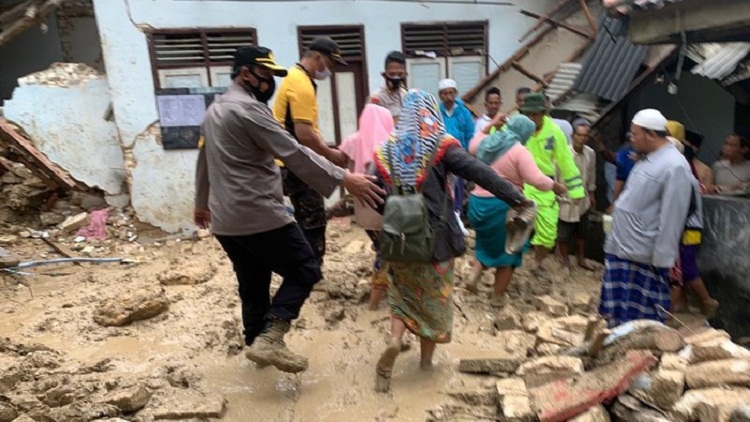 Beberapa santri Ponpes Annidhoniyah diungsikan akibat Longsor yang menyebabkan 5 santriwati meninggal. SP/ DECOM