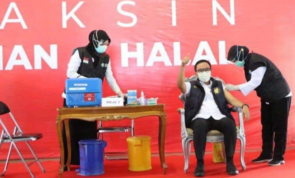 Bupati Badrut Tamam saat divaksin Covid-19. SP/ BJ