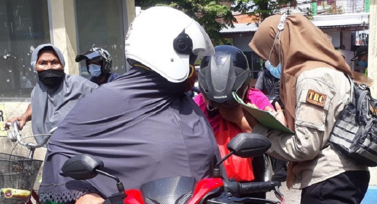 Kegiatan razia disiplin protokol kesehatan di Kota Pasuruan. SP/ DECOM