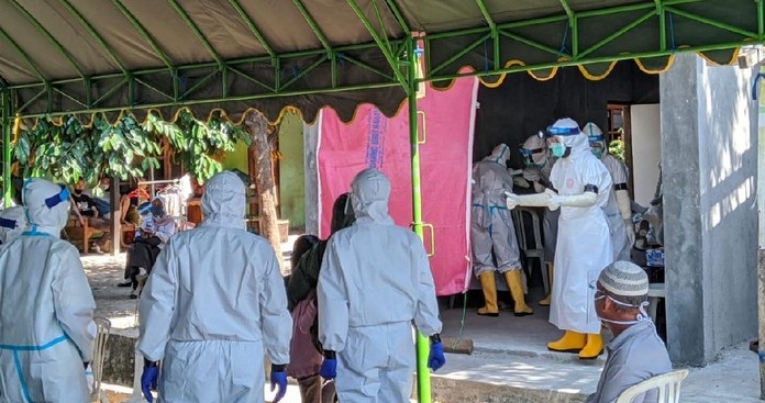 Petugas saat melakukan tes swab pada puluhan warga yang jagong bayi di Ponorogo. SP/ DECOM