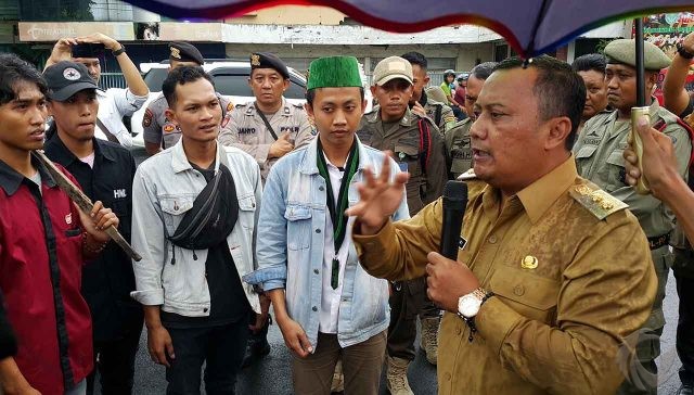 Wakil wali Kota HMS Subri saat berdialog dan bertemu dengan pendemo. SP/ JN