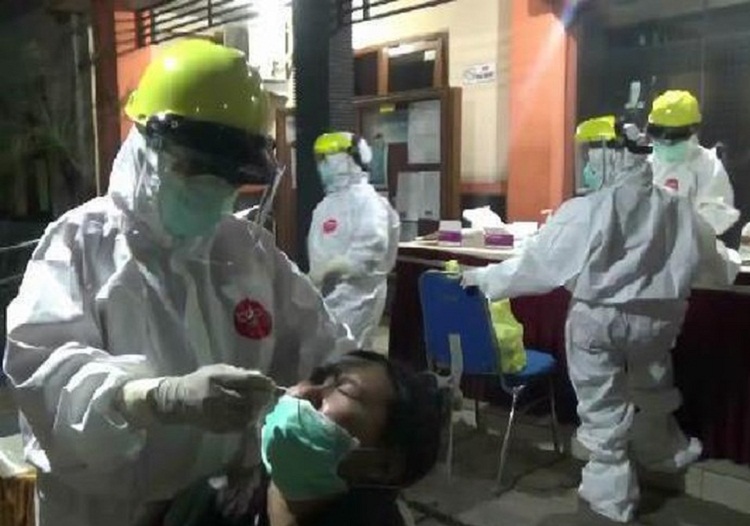 Razia pelanggar protokol kesehatan sekaligus Rapid antigen massal di Kota Probolinggo. PS/ DECOM