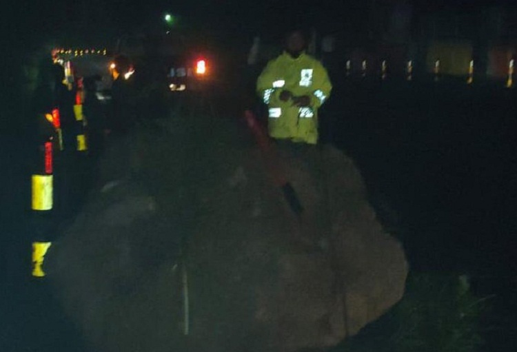 Longsoran batu besar yang jatuh dari lereng Gunung Bentar. SP/ DECOM